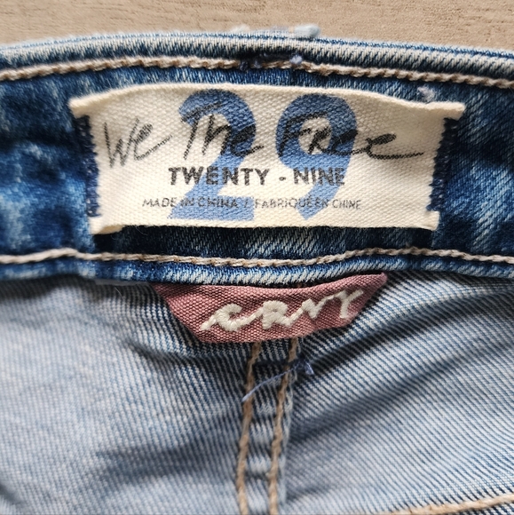 ✨️LAST CHANCE✨️ We the Free Curvy Distressed Shorts Size 29 - Picture 3 of 6